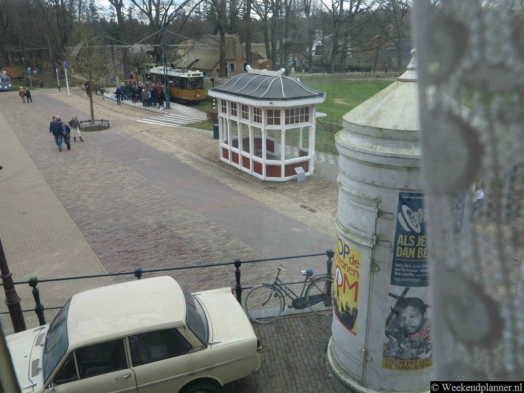 Het uitzicht vanuit de Amsterdamse huizen op het plein voor de ingang van het Openluchtmuseum.Tip: Een dagje naar het Openluchtmuseum bij Arnhem.